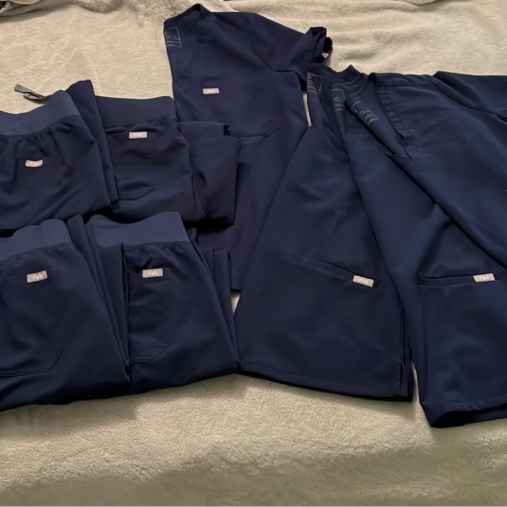 Bundle of 4 pairs of Figs scrubs in Navy, Small tops and Petite Small bottoms